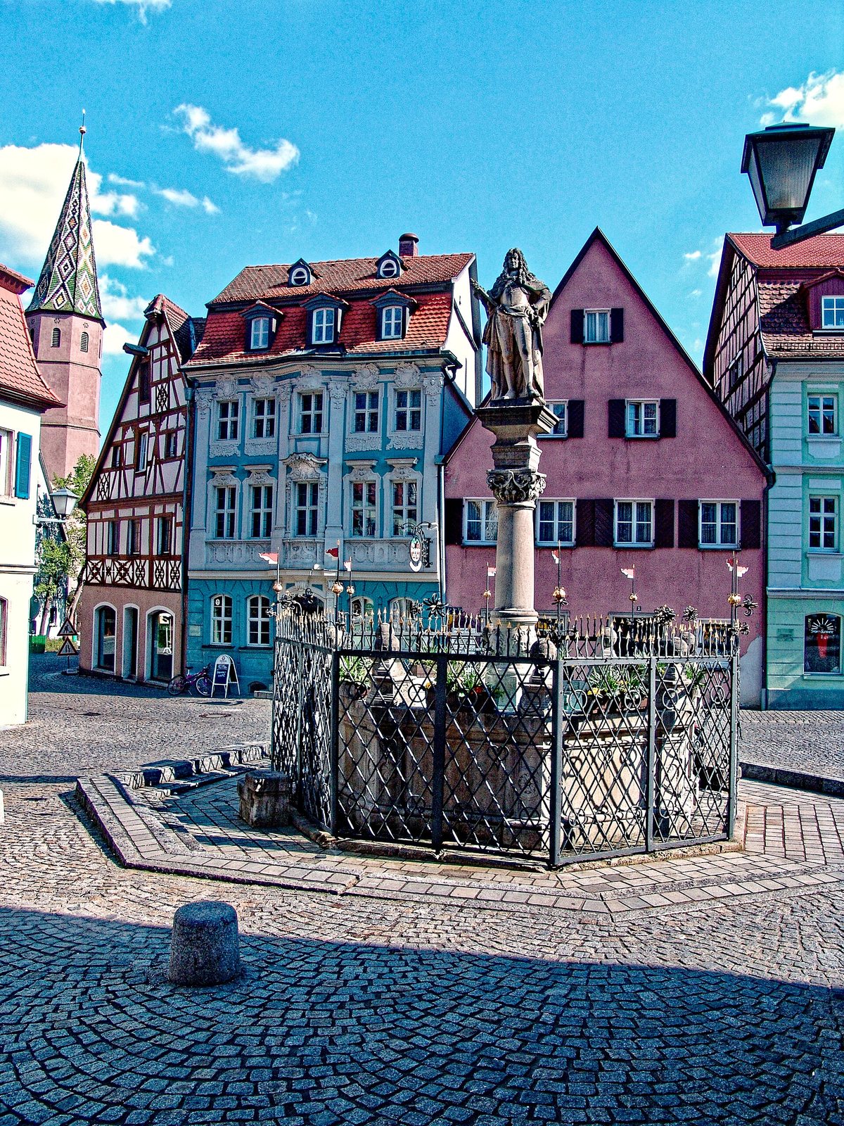 Der Schöne Brunnen auf dem Marktplatz von Bad Windsheim vor bunten Giebelhäusern