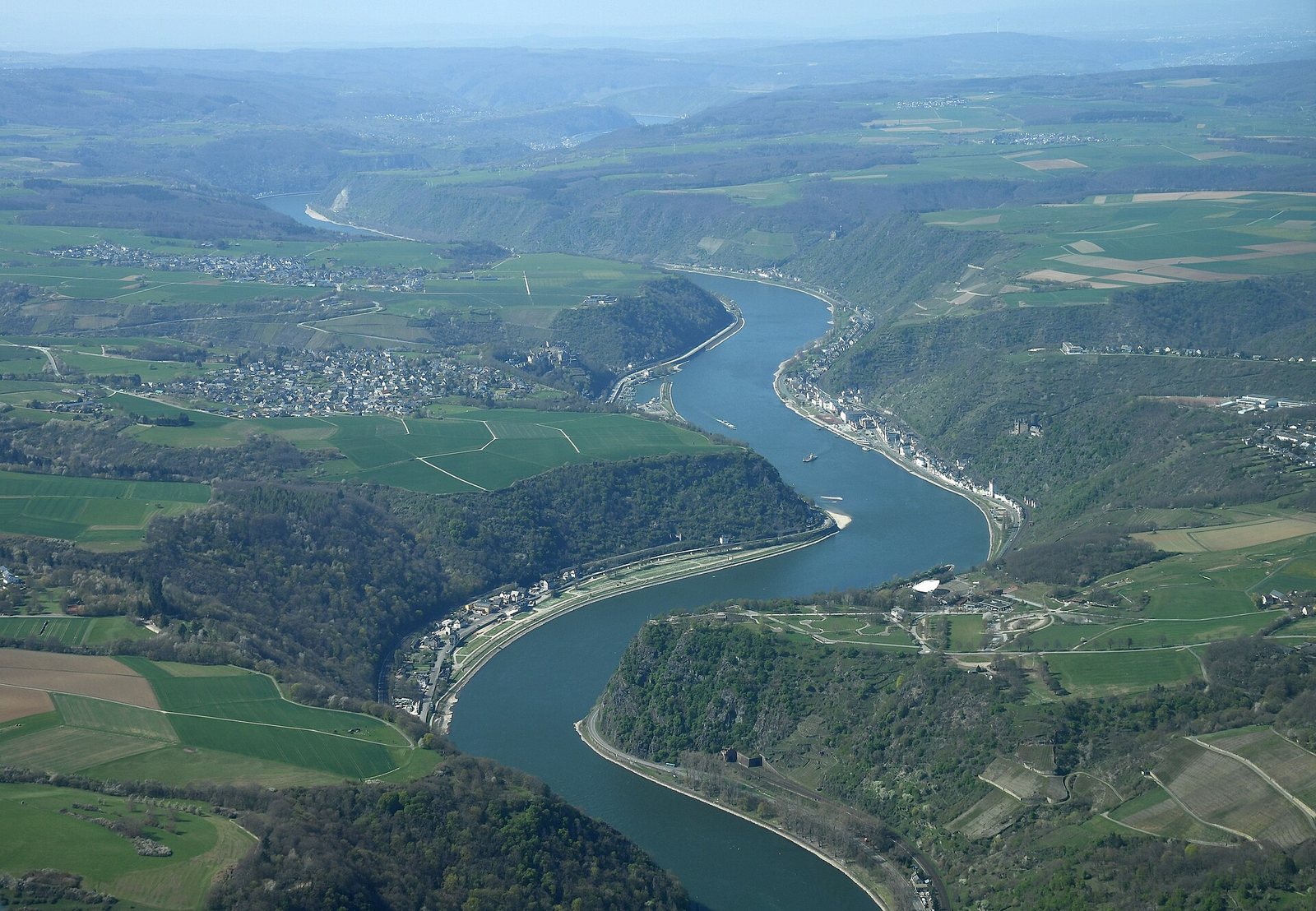 Luftbild des Oberen Mittelrheintals bei Sankt Goarshausen mit der Loreley