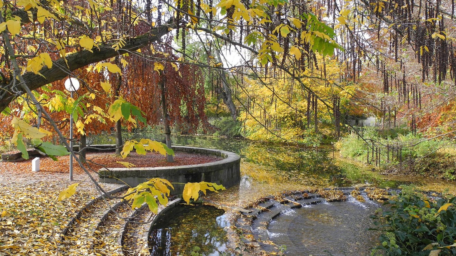 Die Wassertreppe in der Ulmer Friedrichsau im Herbst