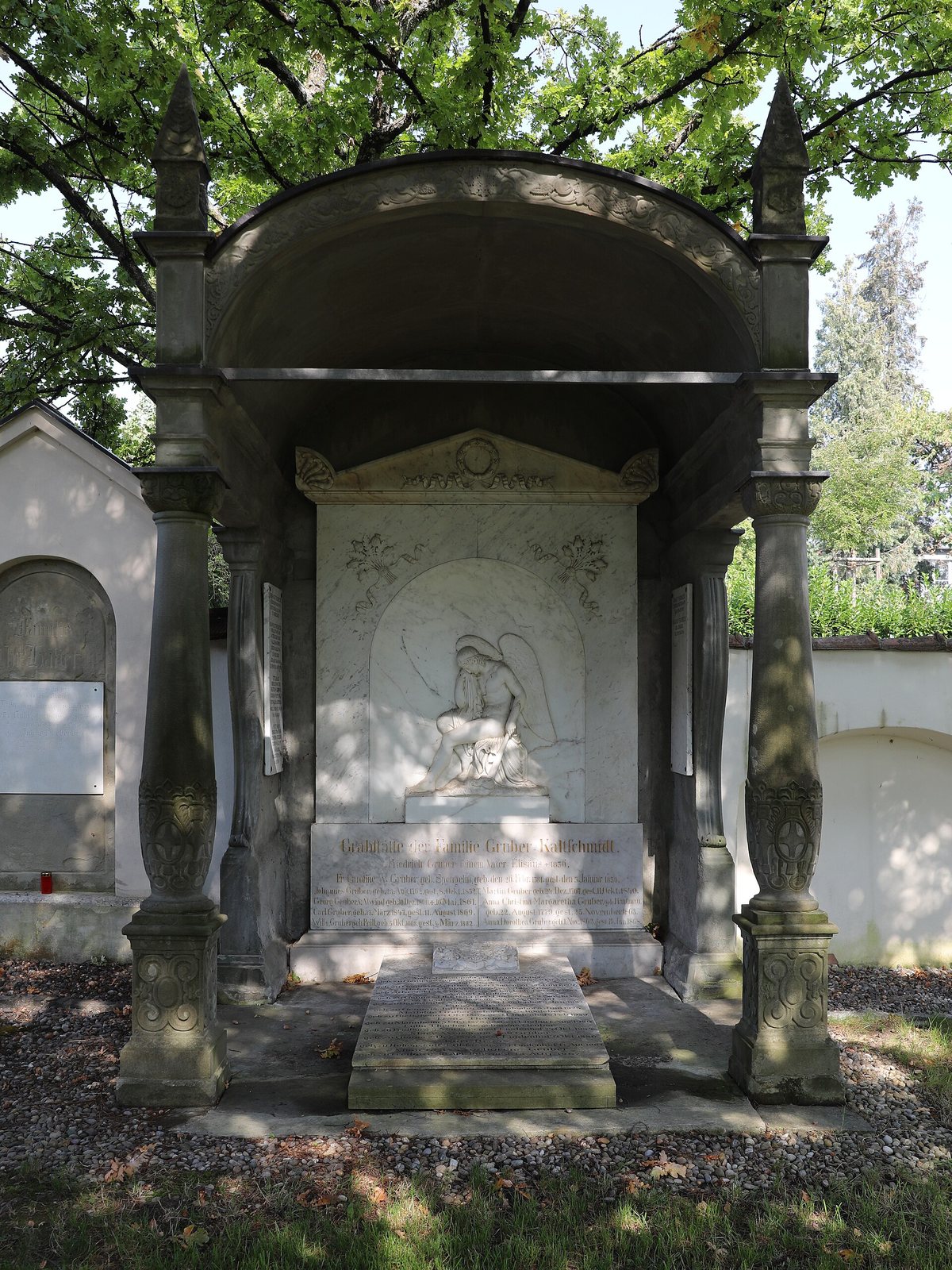 Familiengruft mit Säulen und Gitter auf dem Alten Friedhof Aeschach