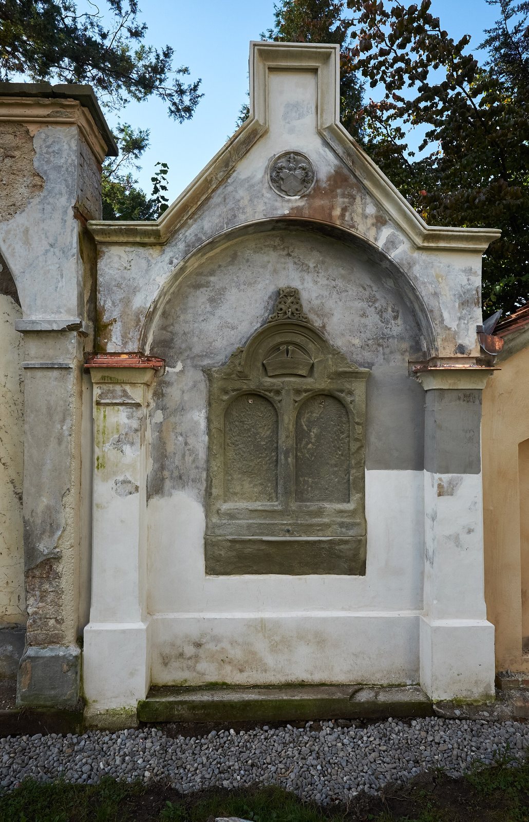 Grabmal an der Friedhofsmauer des Alten Friedhofs Aeschach