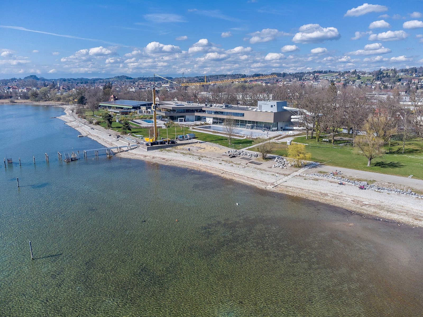 Luftbild von Strandbad Eichwald und Therme Lindau mit Badesteg und Liegewiese am Bodensee