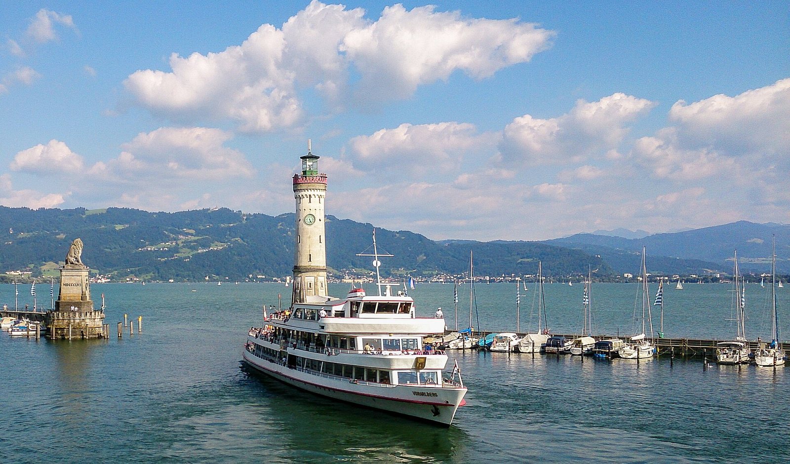 Ausflugsschiff im Hafen von Lindau