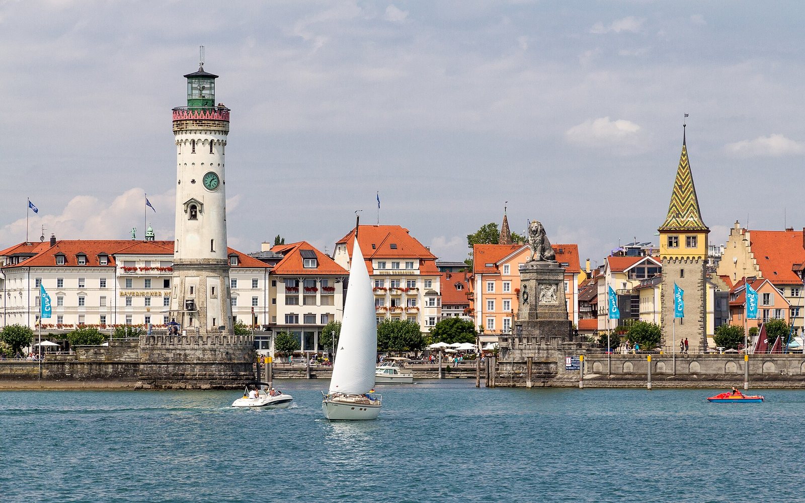 Hafeneinfahrt von Lindau mit Neuem Leuchtturm und Bayerischem Löwen