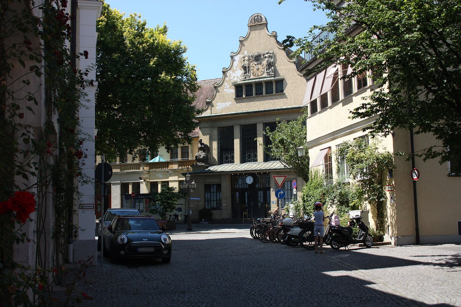 Eingang des Bahnhofsgebäudes Lindau-Insel
