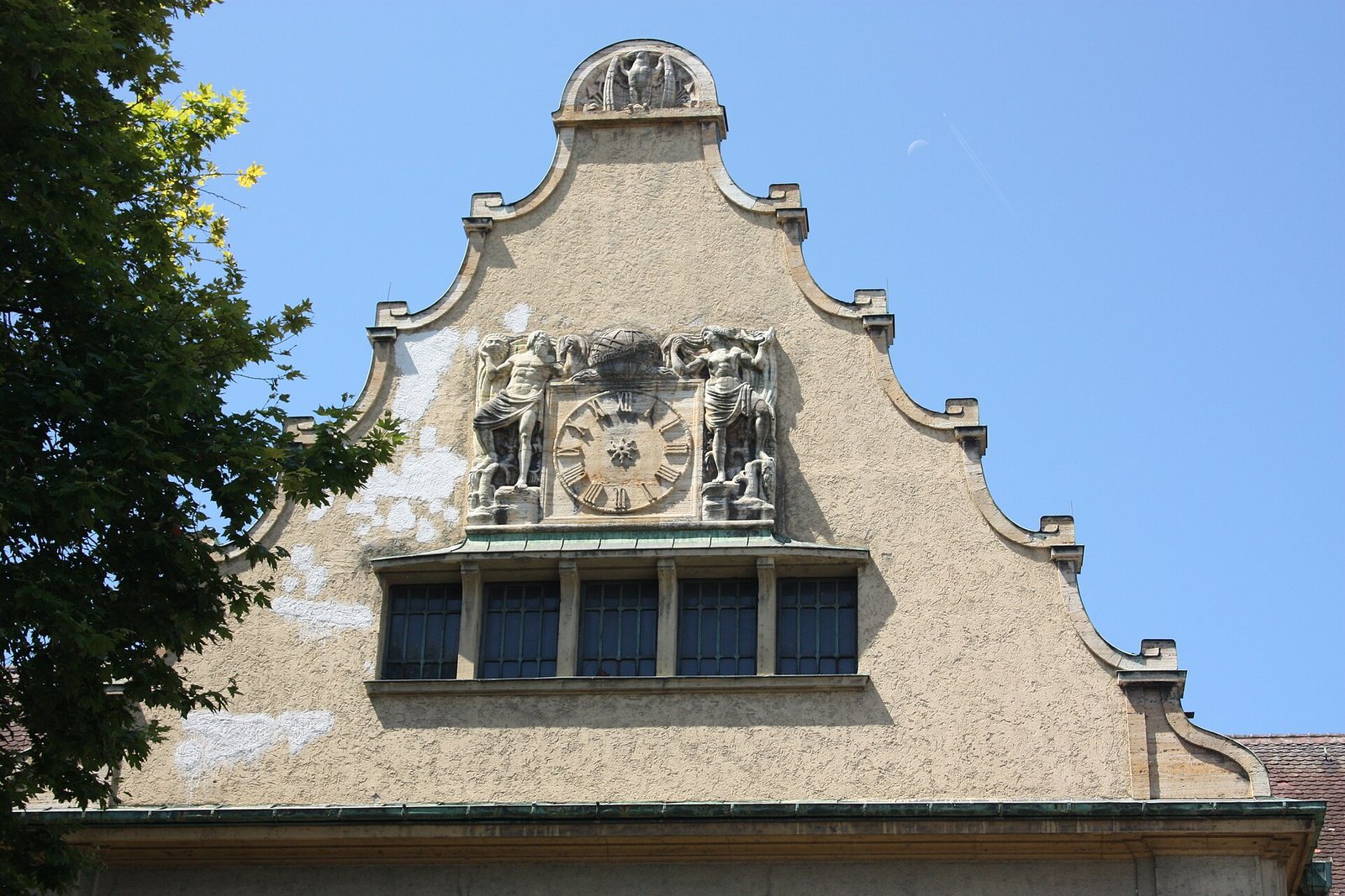 Verzierter Giebel des Bahnhofs Lindau-Insel