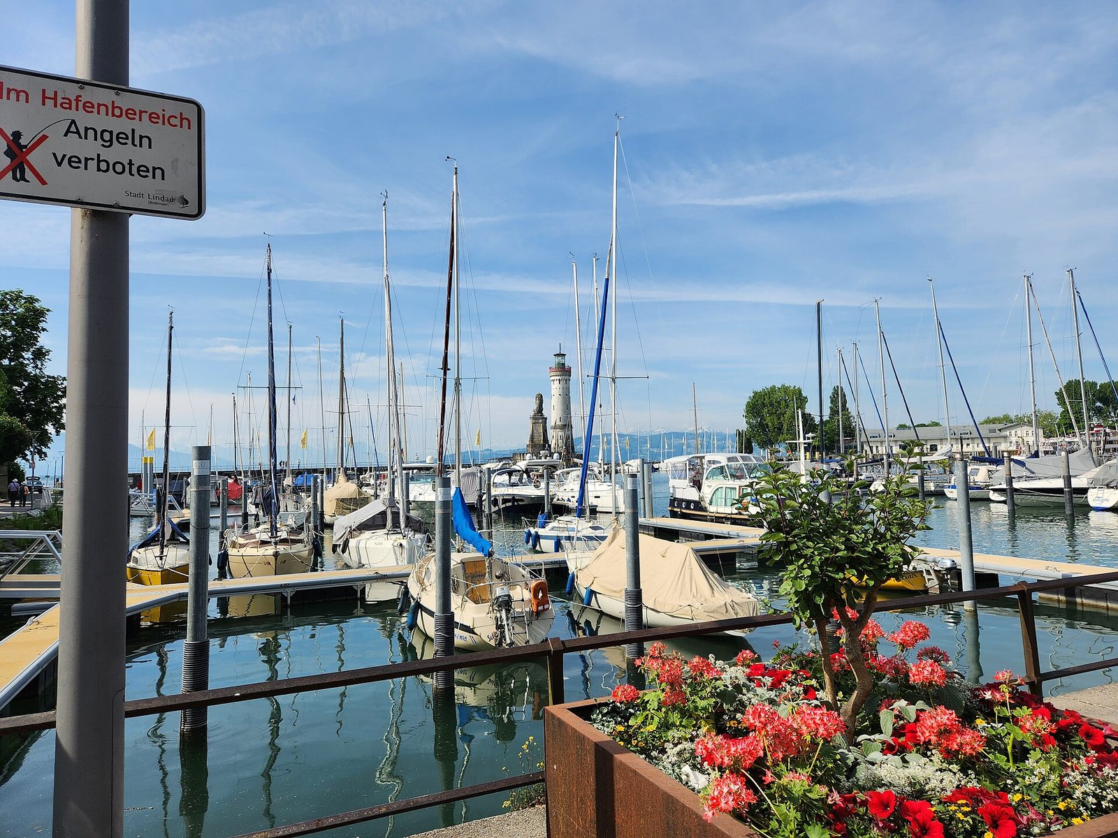 Boote im Yachthafen von Lindau mit Blumenkästen am Steg