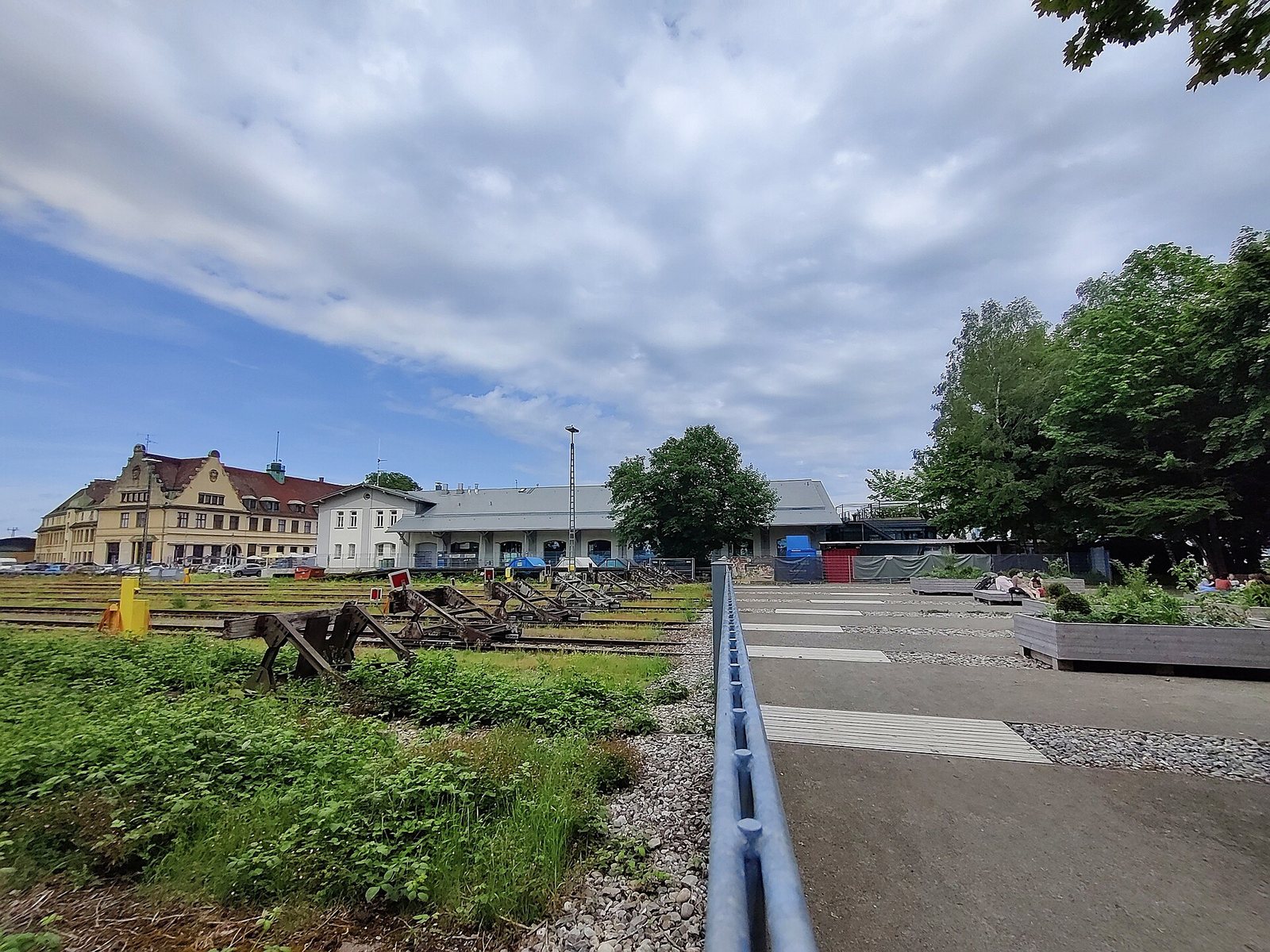 Platz mit Pflanzinseln auf dem früheren Bahngelände der Hinteren Insel