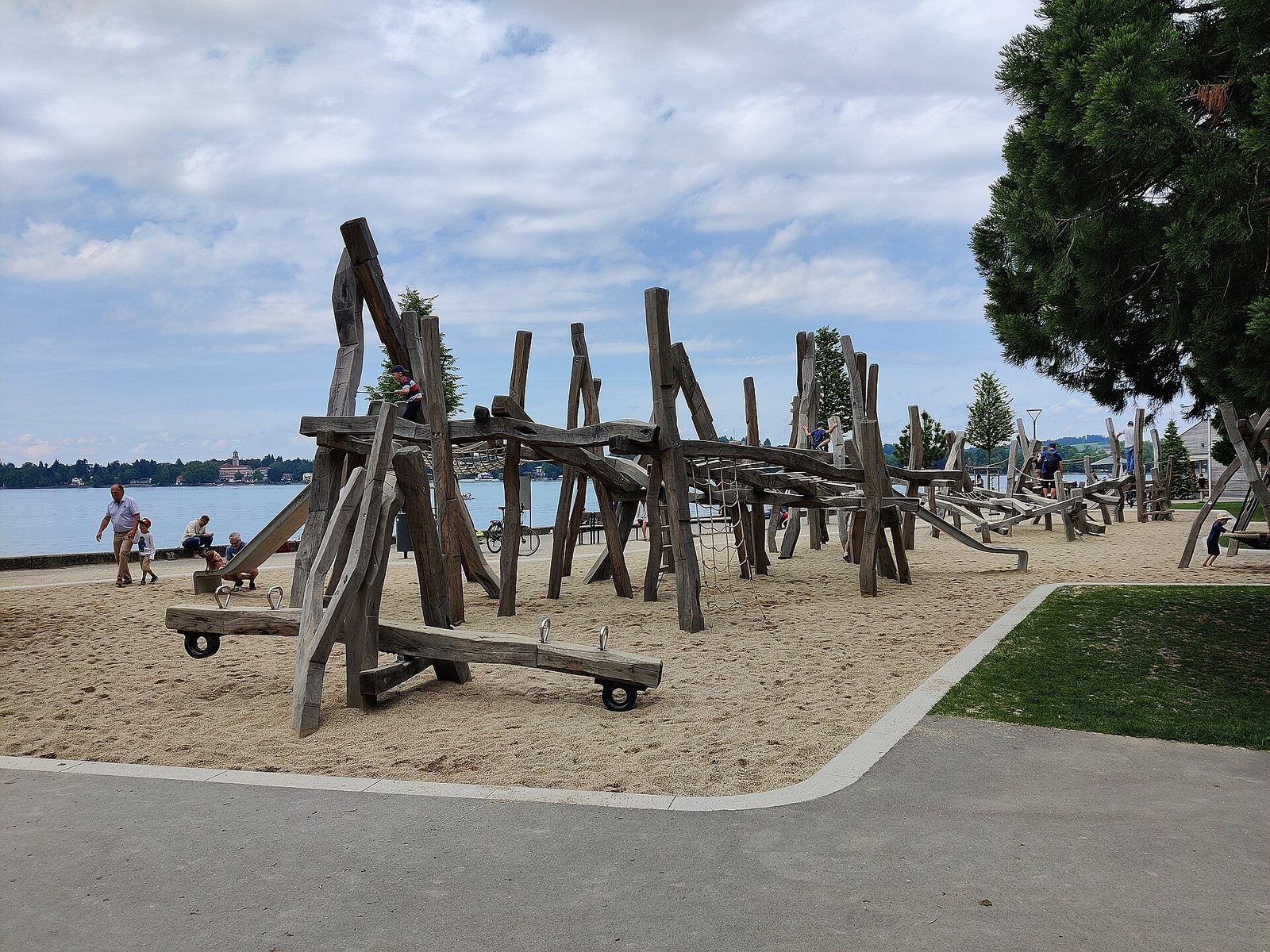 Holzspielplatz am Seeufer der Hinteren Insel in Lindau