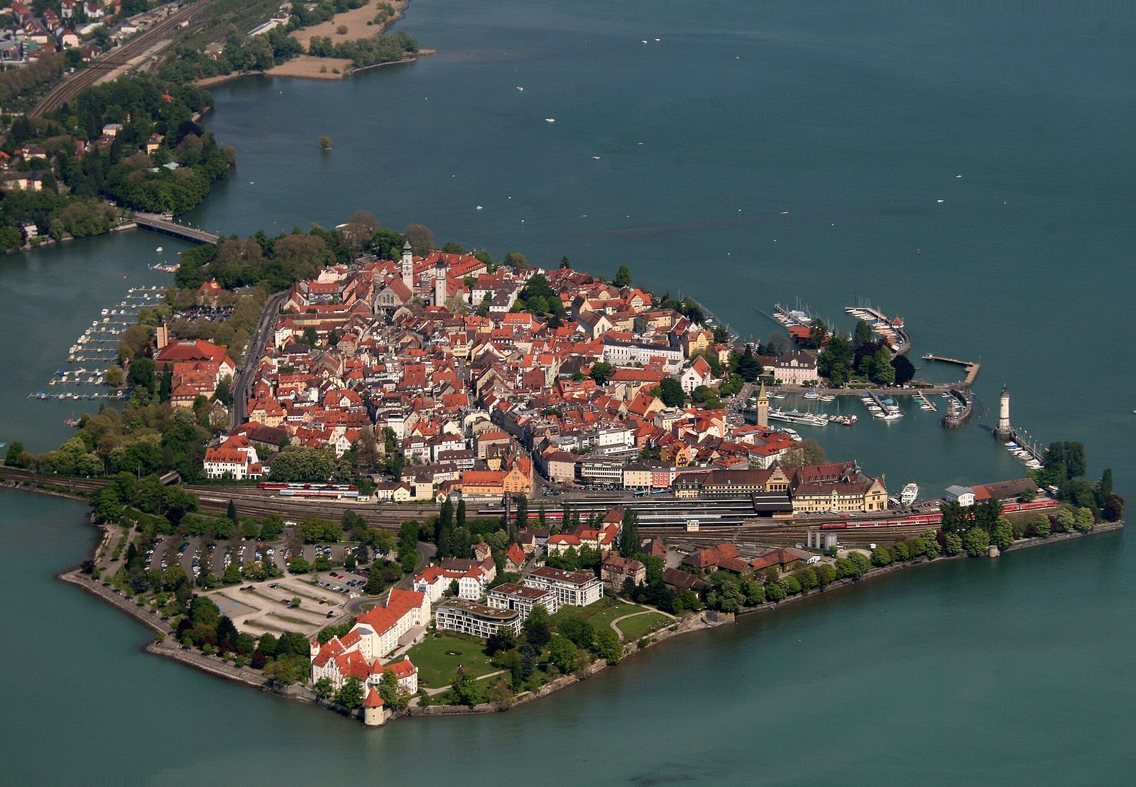 Luftbild der Lindauer Insel im Bodensee mit Altstadt, Hafen und Hinterer Insel