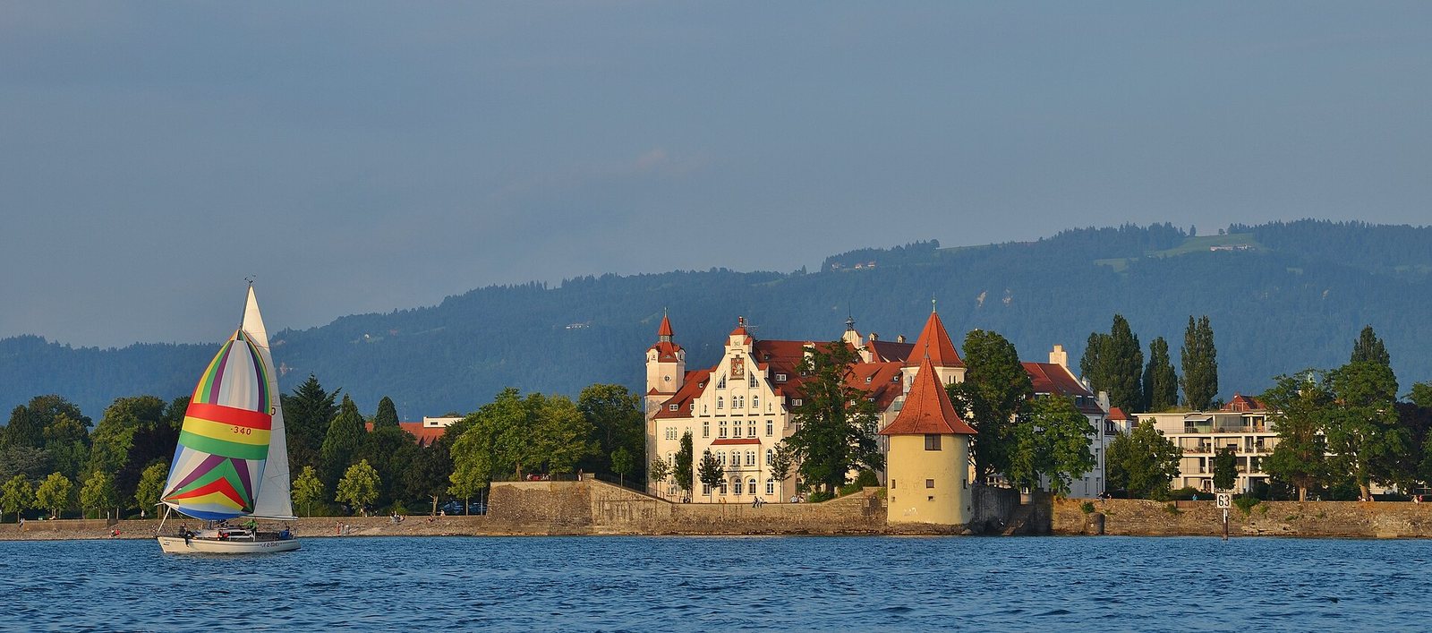Blick über das Wasser auf die Lindauer Insel mit dem runden Pulverturm