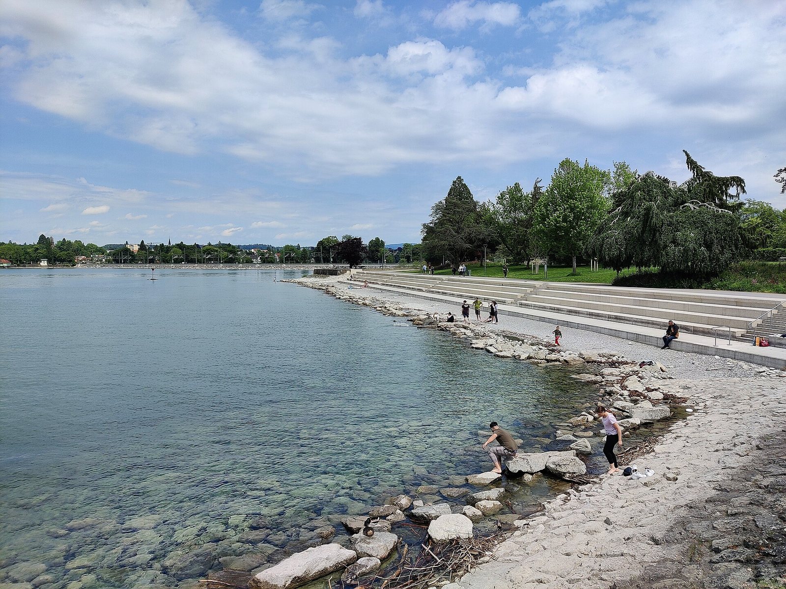 Breite Sitzstufen aus Stein führen an der Hinteren Insel in Lindau hinunter zum Bodensee