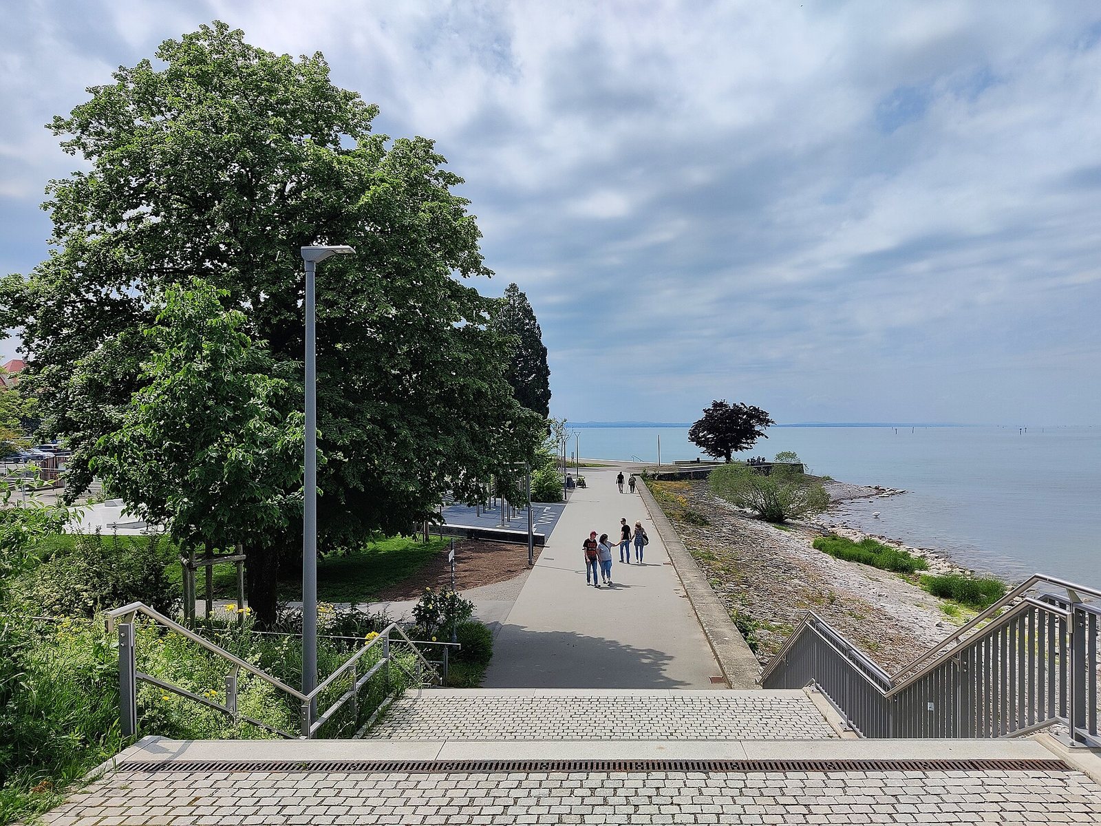 Promenade mit Stufen am Ufer der Hinteren Insel