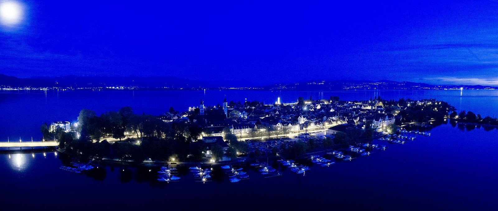 Wasserfläche des Kleinen Sees zwischen Insel und Festland in Lindau