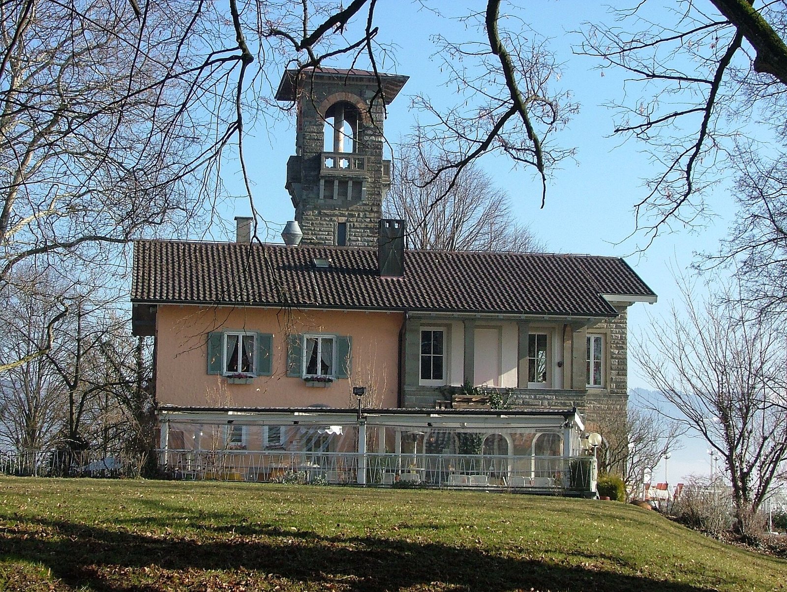 Das Hoyerbergschlössle mit seinem Turm oberhalb von Lindau
