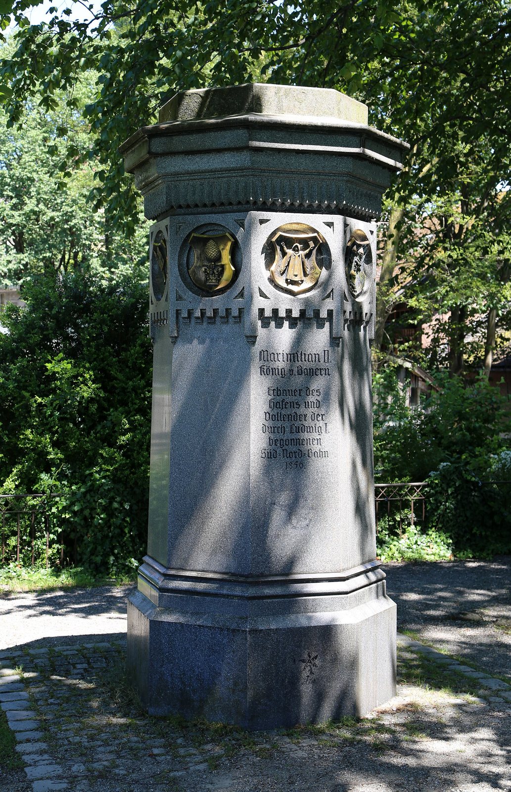Steinsockel des zerstörten Maximiliansdenkmals am Schützingerweg in Lindau
