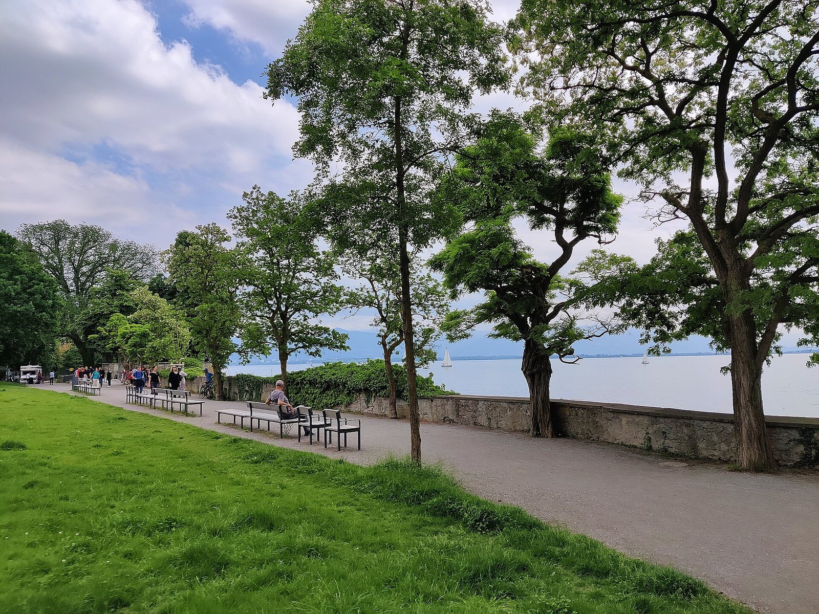 Weg an der alten Stadtmauer mit Rasenfläche auf der Hinteren Insel in Lindau