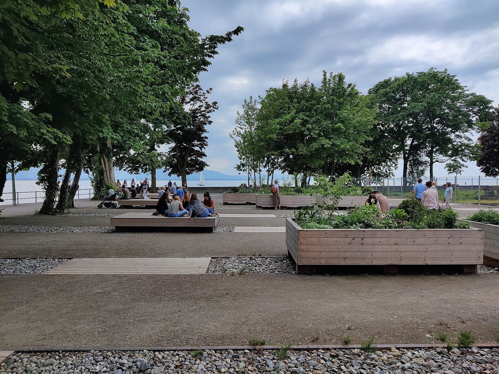 Platz mit Kiesstreifen und Pflanzbeeten auf dem früheren Gleisgelände der Hinteren Insel