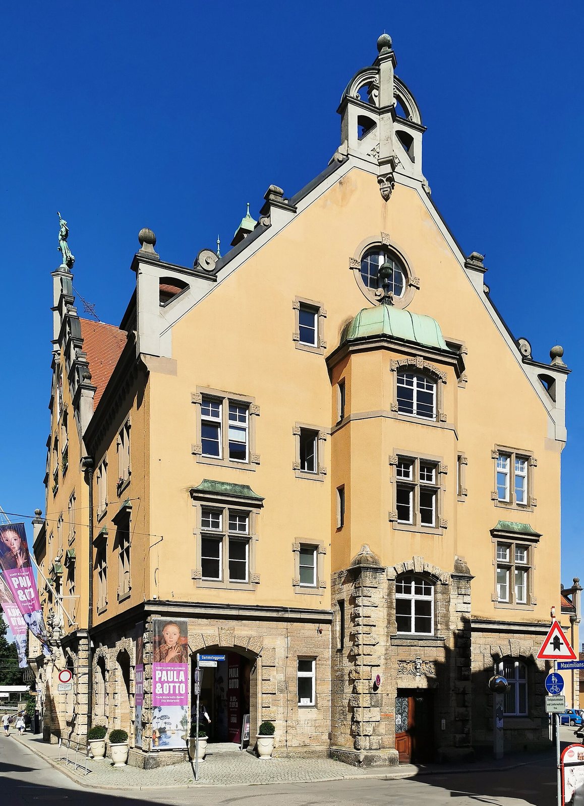 Historisches Eckhaus mit Türmchen in der Maximilianstraße in Lindau