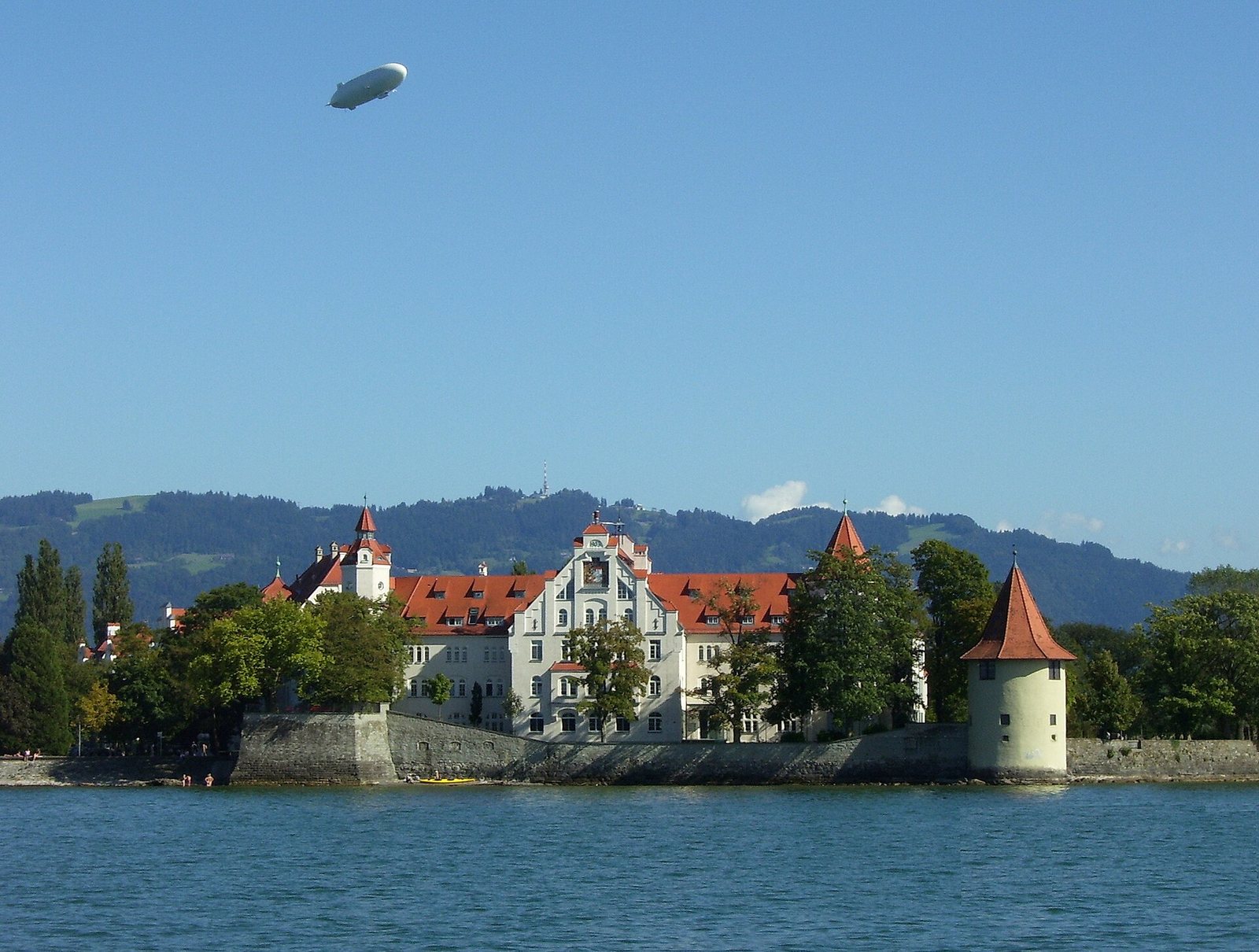 Die Luitpoldkaserne in Lindau, rechts der Pulverturm, darüber ein Zeppelin