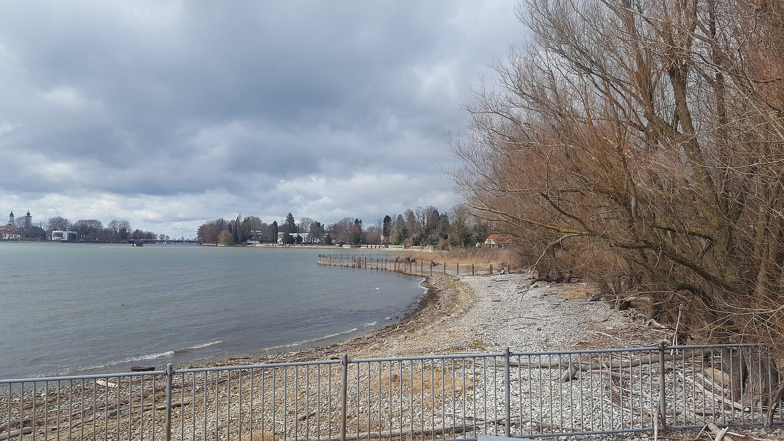 Kiesufer der Reutiner Bucht mit Blick auf die Insel Lindau