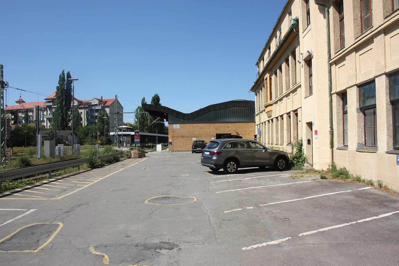 Parkfläche neben dem Bahnhofsgebäude Lindau-Insel