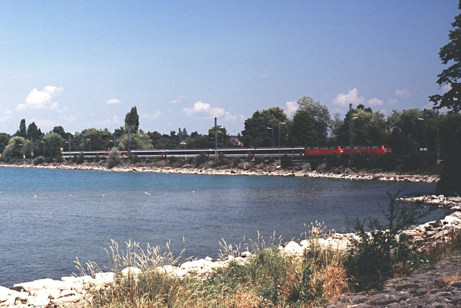 Der Bodenseedamm, der die Insel Lindau mit dem Festland verbindet