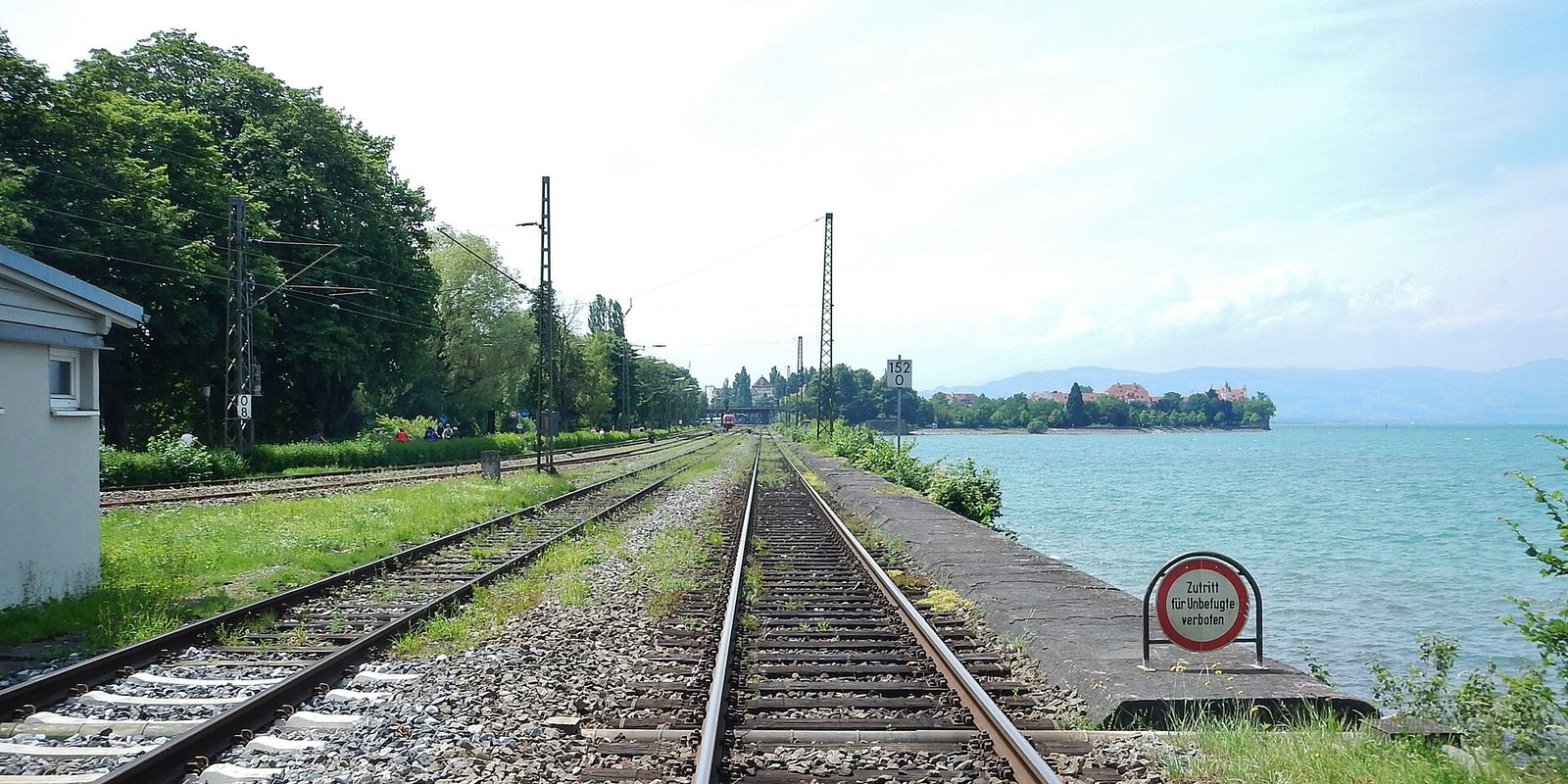 Eisenbahndamm zur Insel Lindau über dem Wasser