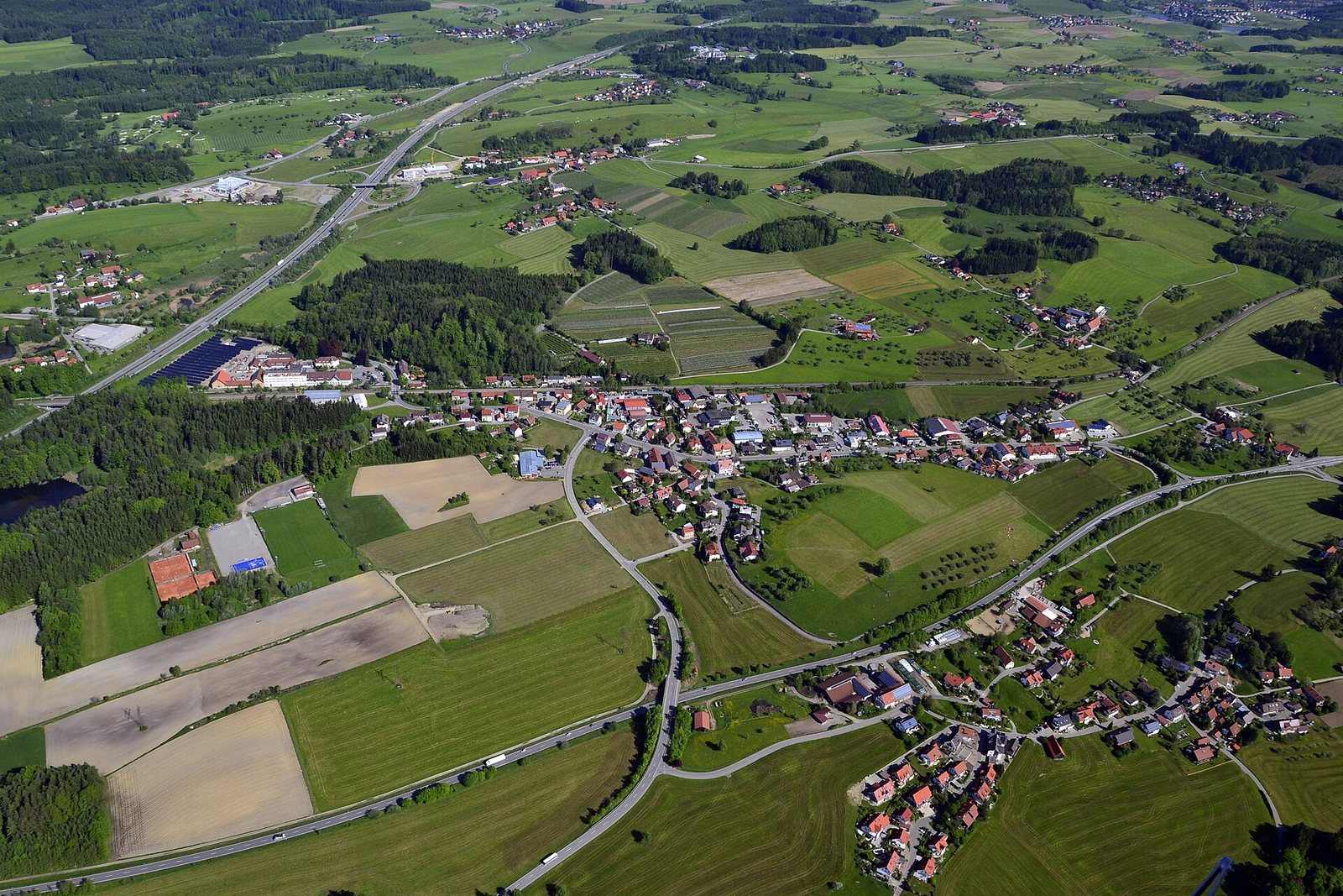 Luftbild von Schlachters in der Gemeinde Sigmarszell mit Wiesen und Obstgärten