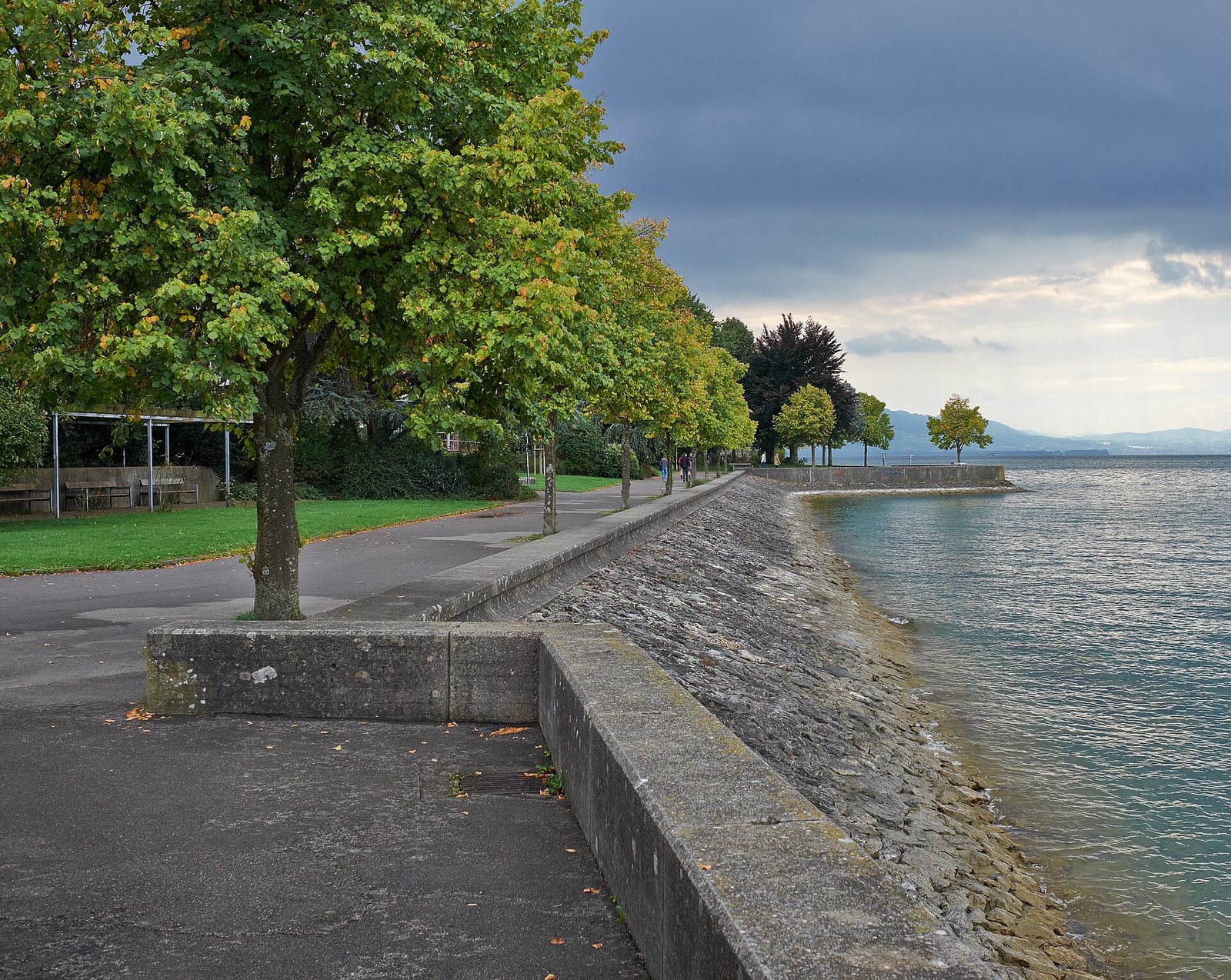 Uferpromenade an der Stadtmauer von Lindau am Bodensee