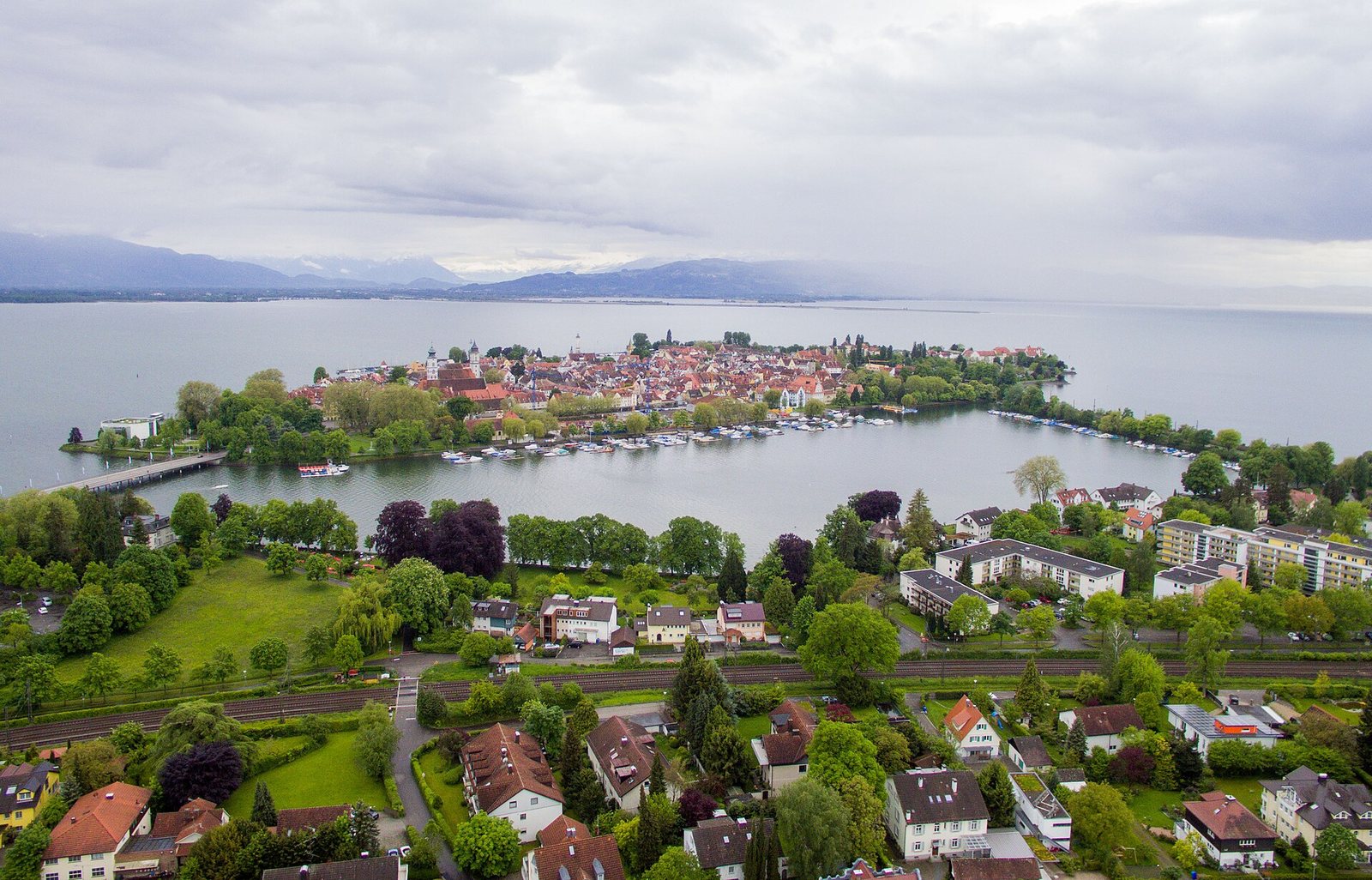 Der Kleine See in Lindau mit Ufer und Bäumen
