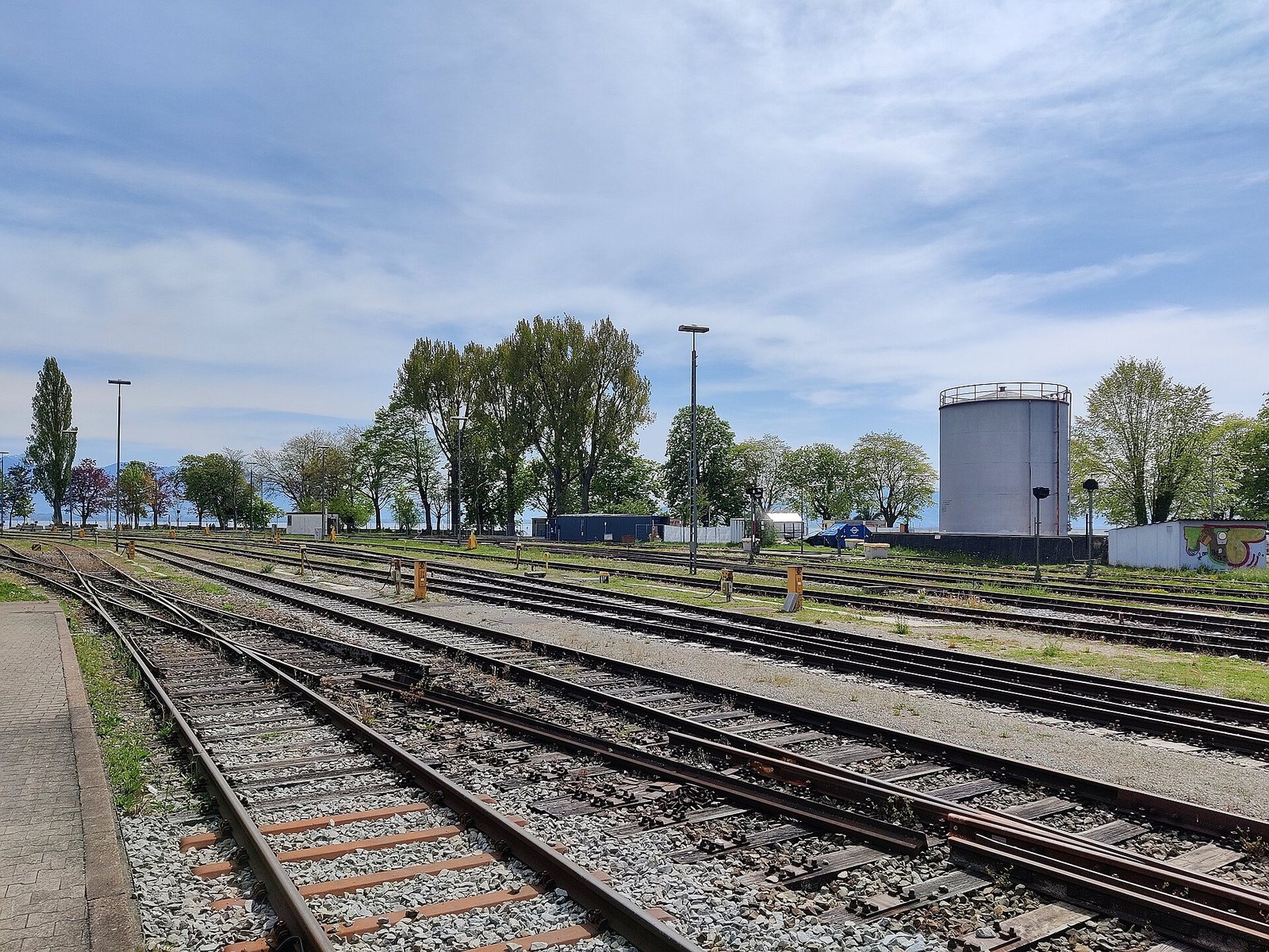 Gleisanlagen am Bahnhof Lindau-Insel mit dem Bodensee im Hintergrund