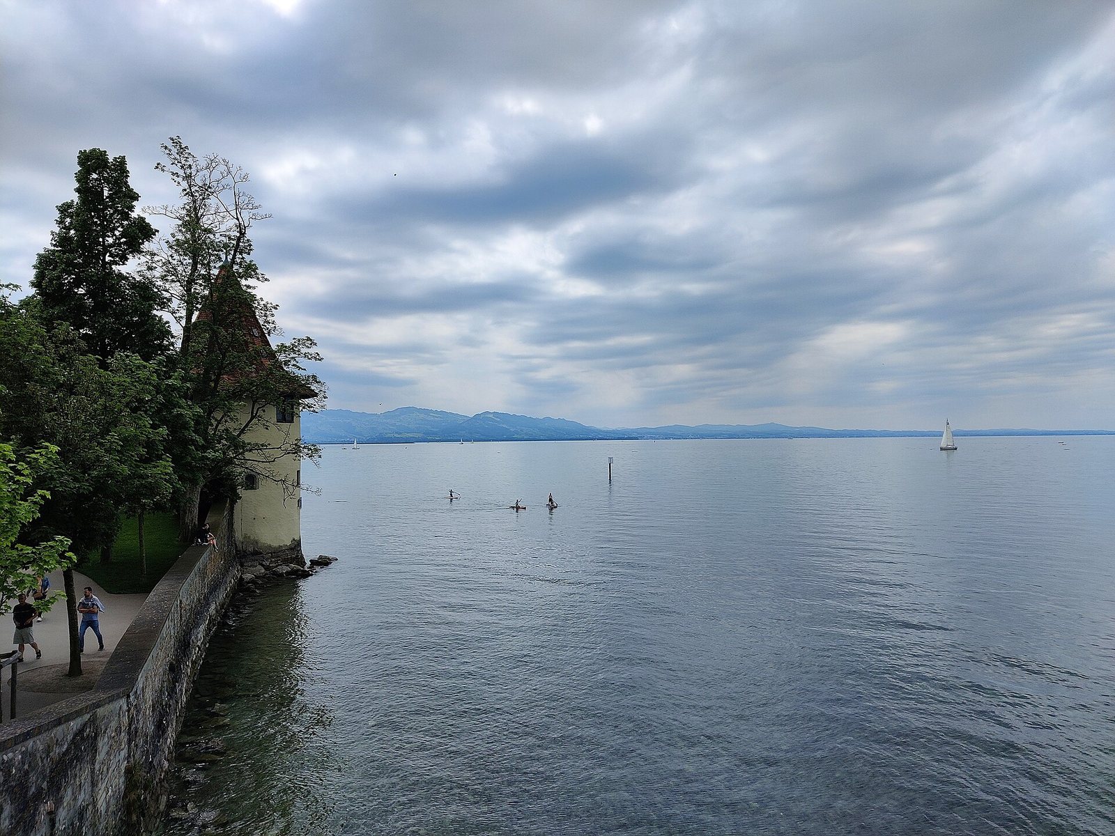 Ufer der Hinteren Insel in Lindau mit dem Pulverturm