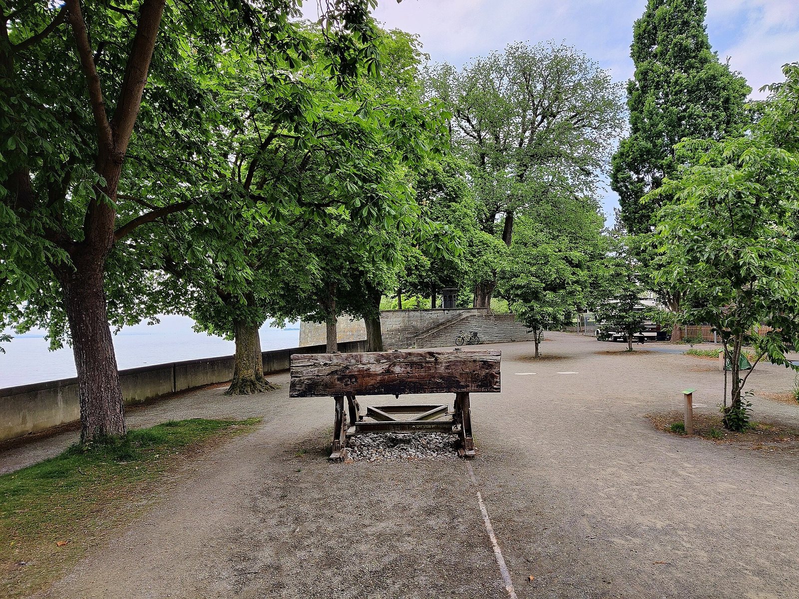 Baumbestandene Promenade auf der Hinteren Insel in Lindau
