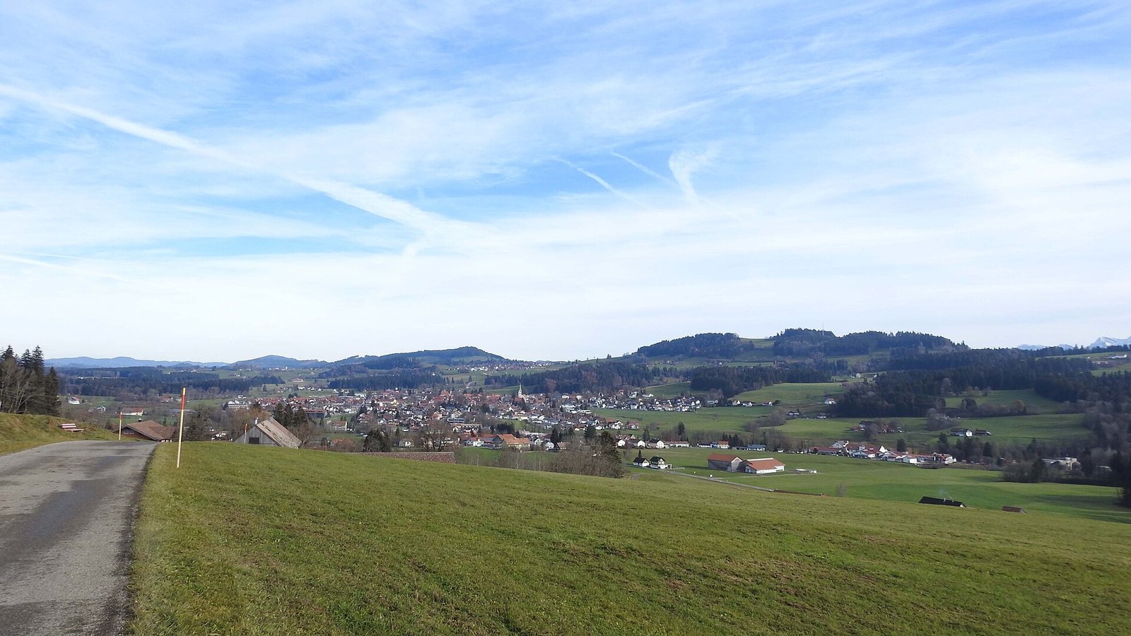 Weiler im Allgäu von Westen mit Wiesen und Hügeln