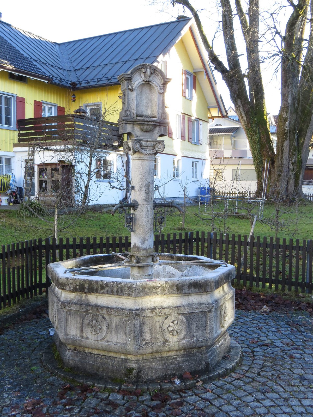 Der Marienbrunnen am Kellhofplatz in Weiler im Allgäu