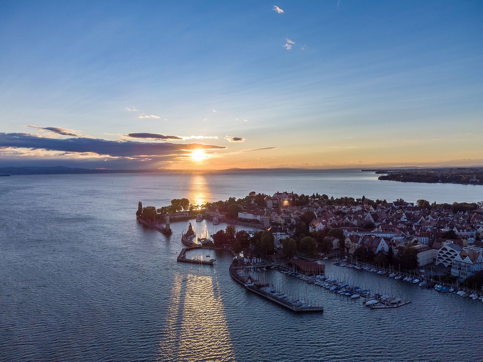 Sonnenuntergang über dem Bodensee, im Vordergrund die Insel Lindau