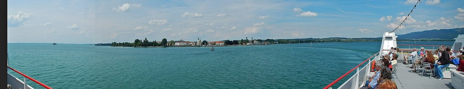 Panoramablick über den Bodensee in Richtung der Insel Lindau